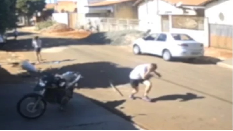 Vídeo Flagra Homem Atirando Na Cabeça De Vizinho Que Varria Sua Calçada Assista O Vídeo 